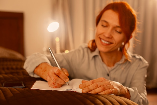 Mittelgroße Frau mit Hautkrankheit