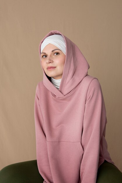 Mittelgroße Frau mit Hijab