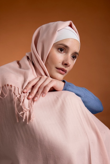 Mittelgroße Frau mit Hijab