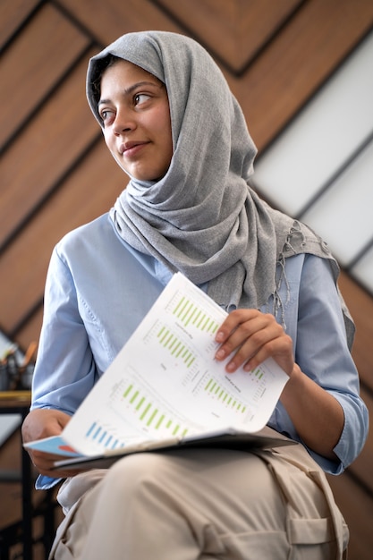 Kostenloses Foto mittelgroße frau mit hijab