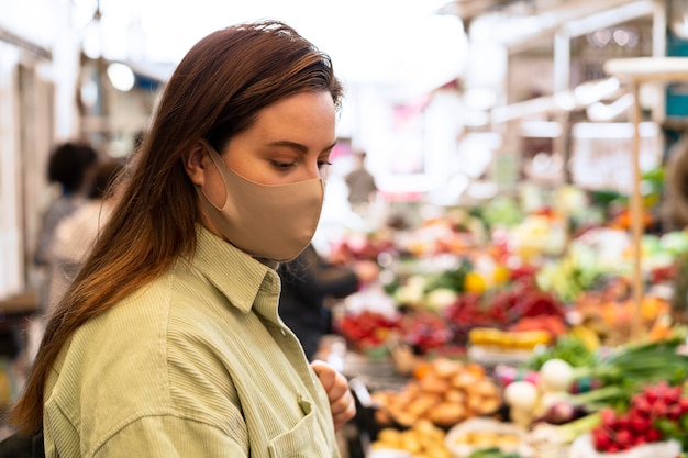 Kostenloses Foto mittelgroße frau mit maske