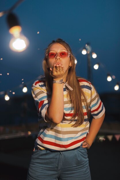 Kostenloses Foto mittelgroße frau mit sonnenbrille