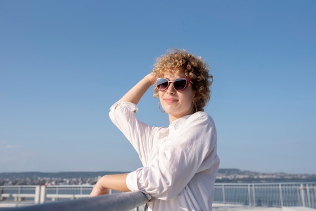 Mittelgroße Frau mit Sonnenbrille