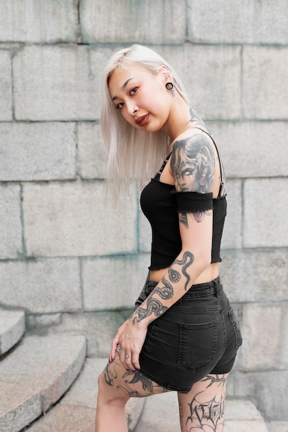 Kostenloses Foto mittelgroße frau mit tattoos