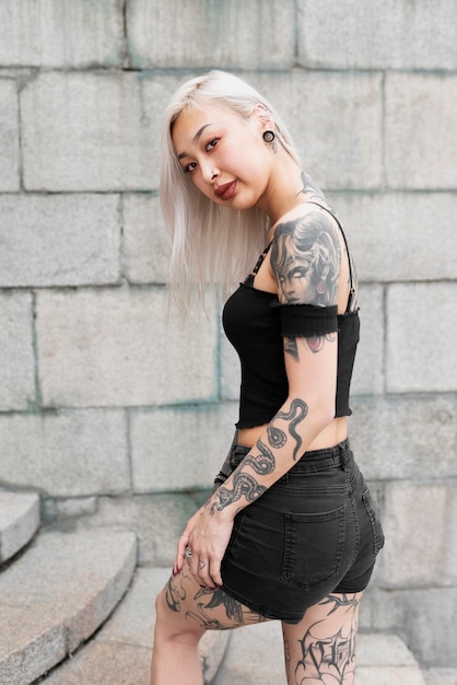 Mittelgroße Frau mit Tattoos