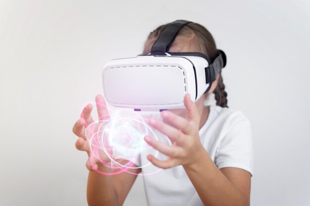 Mittelgroße Frau mit VR-Brille