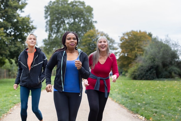 Kostenloses Foto mittelgroße frauen bleiben aktiv