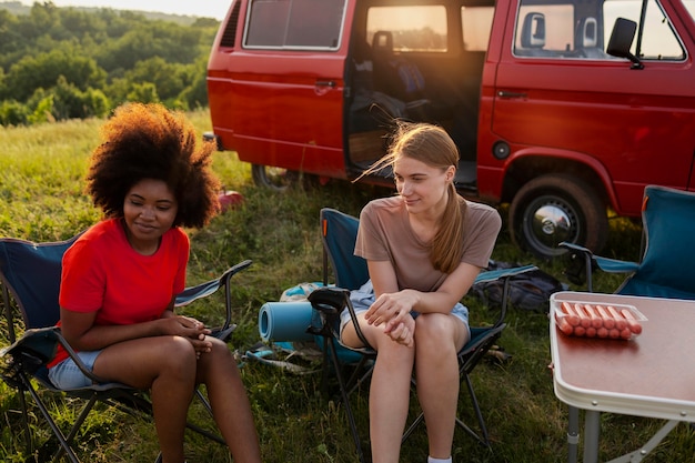 Kostenloses Foto mittelgroße frauen, die auf stühlen sitzen