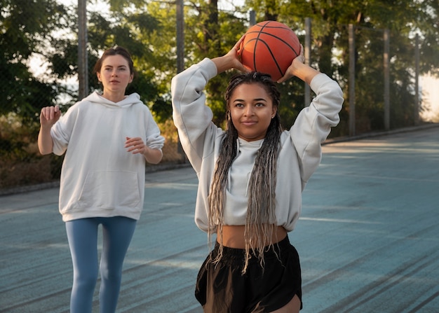 Kostenloses Foto mittelgroße frauen, die basketball spielen