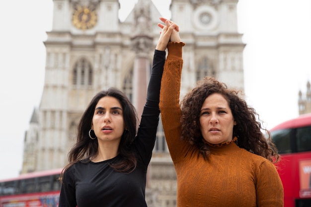 Mittelgroße Frauen, die Händchen halten