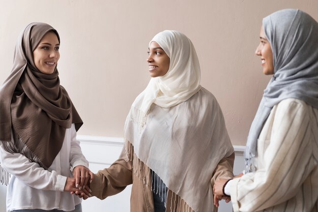 Mittelgroße Frauen, die Händchen halten
