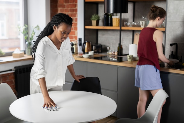 Kostenloses Foto mittelgroße frauen, die mitbewohner sind