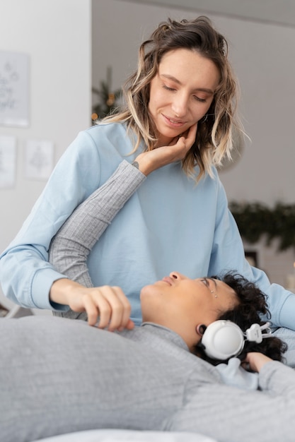 Kostenloses Foto mittelgroße frauen, die verliebt sind