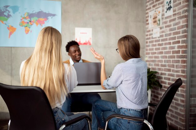 Mittelgroße Frauen diskutieren mit Reisebüro