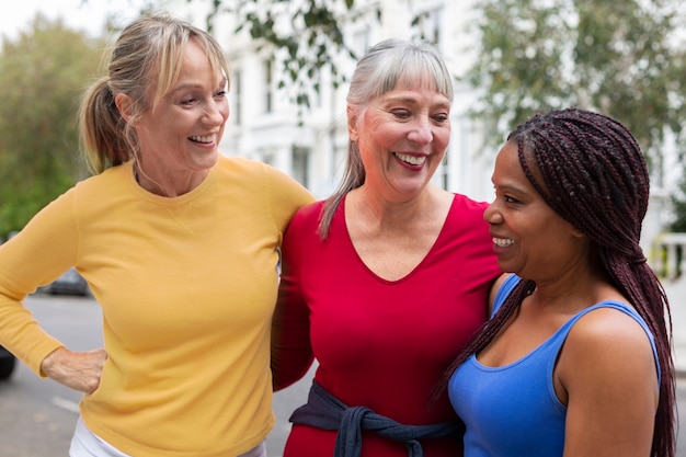 Kostenloses Foto mittelgroße frauen hängen rum