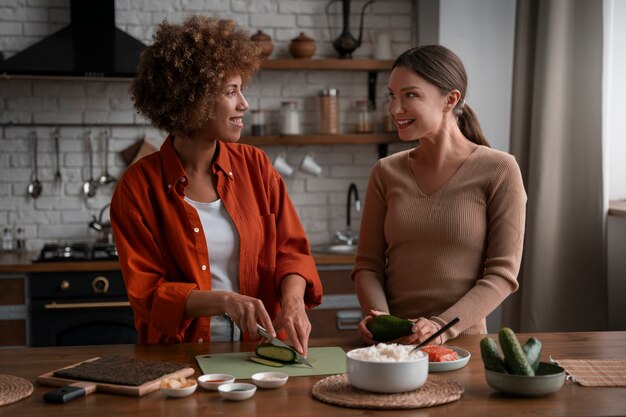 Mittelgroße Frauen lernen, Sushi zuzubereiten