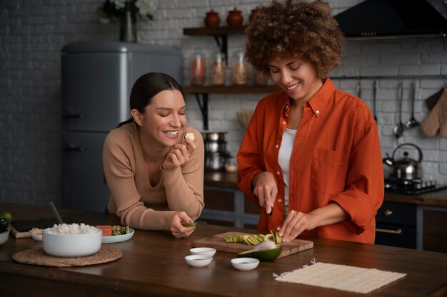 Mittelgroße Frauen lernen, Sushi zuzubereiten