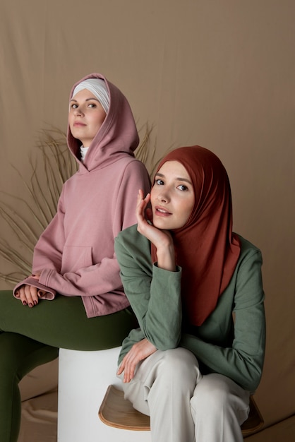 Mittelgroße Frauen mit Hijab