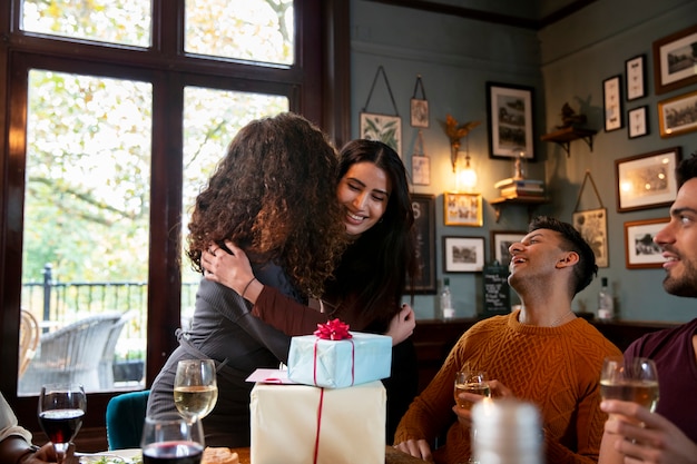 Mittelgroße Frauen umarmen sich