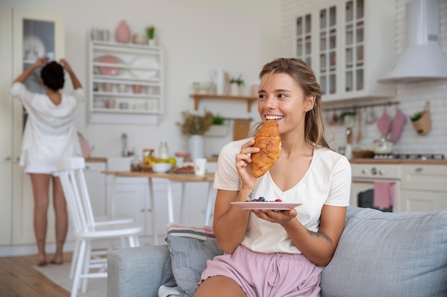 Mittelgroße Frauen zu Hause zusammen