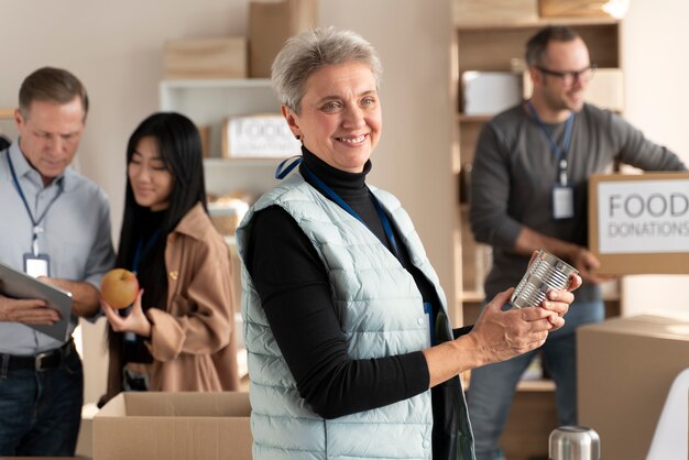 Mittelgroße Freiwillige, die Spenden verwalten