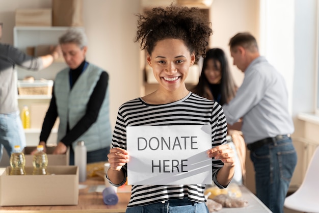 Kostenloses Foto mittelgroße freiwillige mit spenden