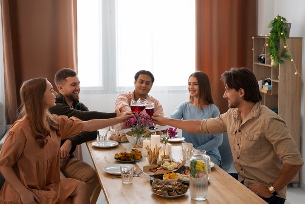 Mittelgroße Freunde auf einer Dinnerparty