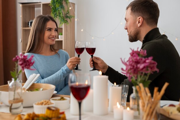 Mittelgroße Freunde auf einer Dinnerparty