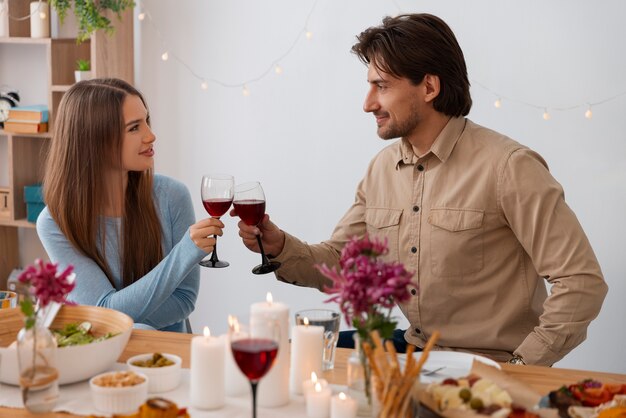 Mittelgroße Freunde auf einer Dinnerparty