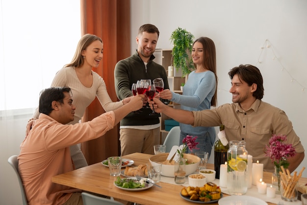 Kostenloses Foto mittelgroße freunde auf einer dinnerparty