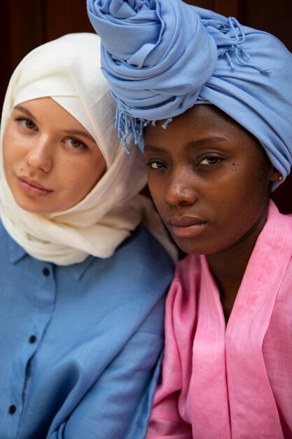 Mittelgroße Freunde, die Hijab tragen