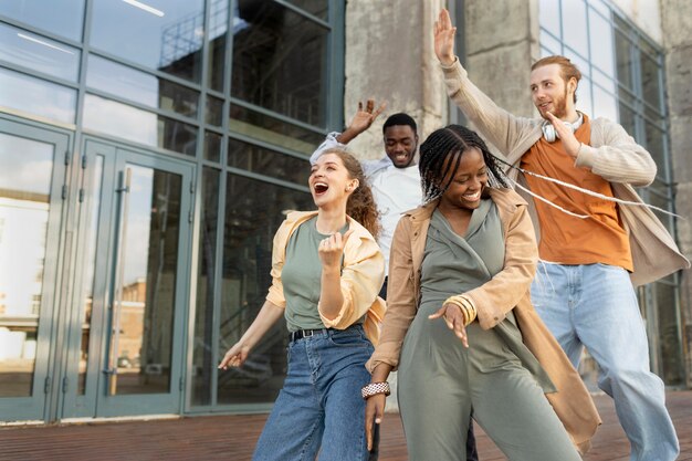 Mittelgroße Freunde, die im Freien feiern