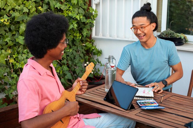 Mittelgroße Freunde, die Musik machen