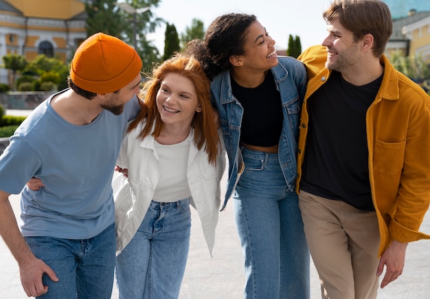 Kostenloses Foto mittelgroße freunde, die spaß in der stadt haben