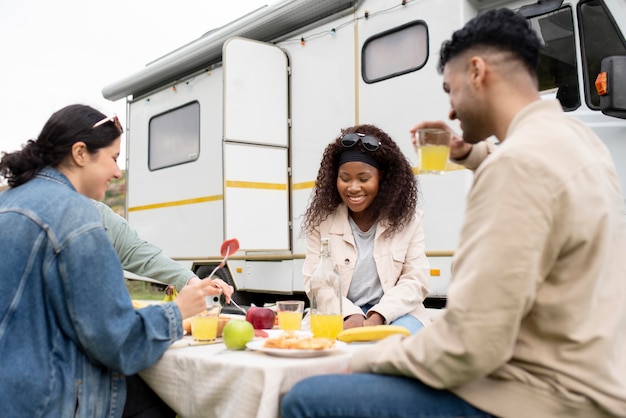 Mittelgroße Freunde, die zusammen essen