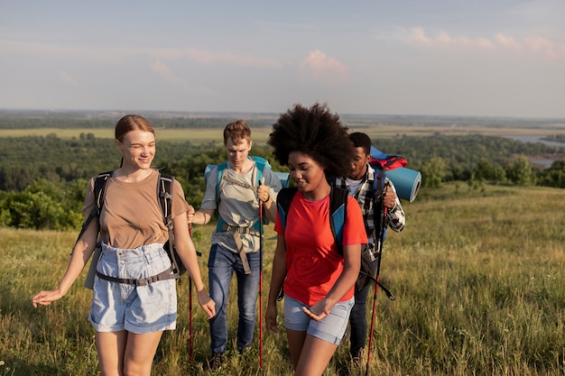 Mittelgroße Freunde, die zusammen gehen