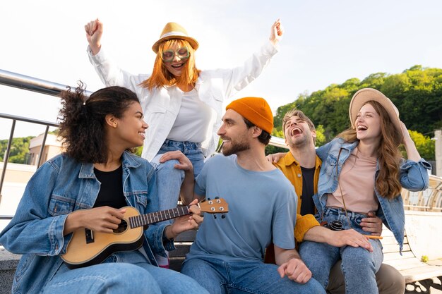 Mittelgroße Freunde, die zusammen Spaß haben