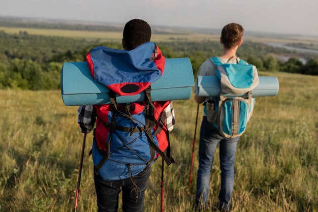 Mittelgroße Freunde, die zusammen wandern