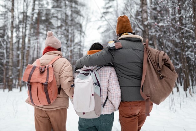 Mittelgroße Freunde mit Rucksack