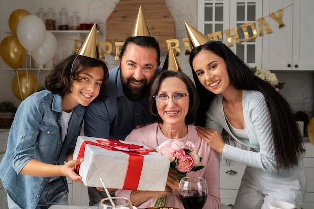 Kostenloses Foto mittelgroße glückliche familie mit geschenken