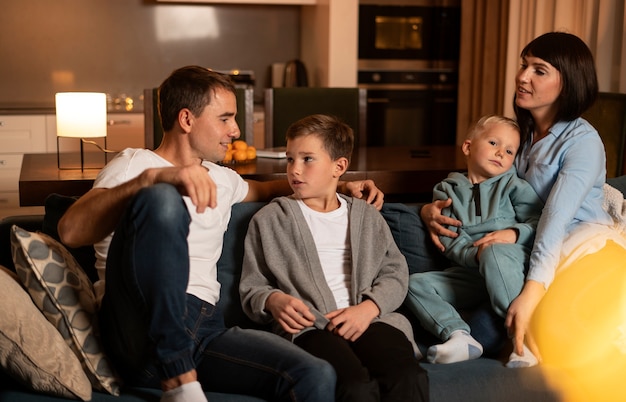 Mittelgroße glückliche Familie zu Hause