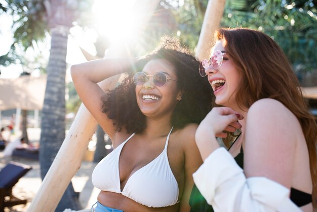 Mittelgroße glückliche Frauen hängen rum