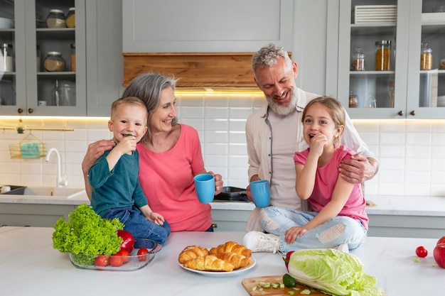 Mittelgroße Großeltern und Enkelkinder