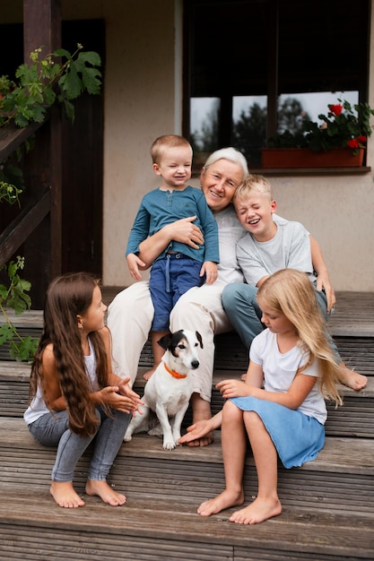 Kostenloses Foto mittelgroße großmutter und kinder auf treppen