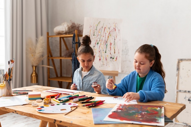 Mittelgroße Kinder, die Zeit in der Schule verbringen