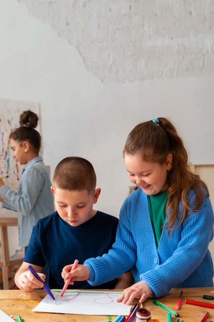 Mittelgroße Kinder, die Zeit in der Schule verbringen