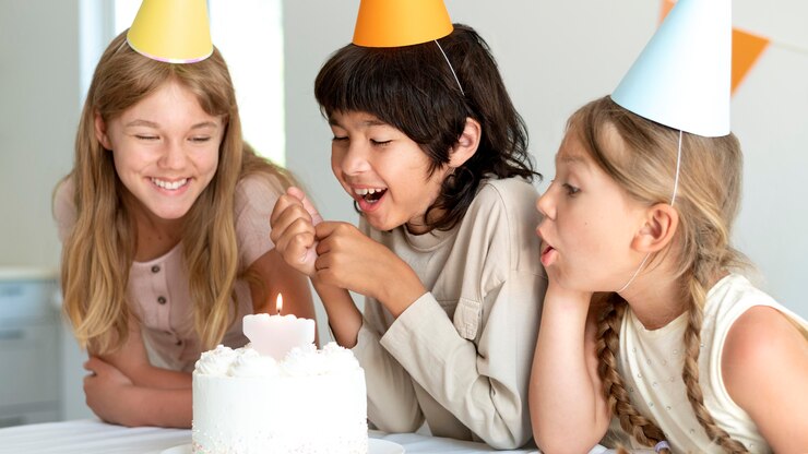 Kostenlose Foto mittelgroße kinder feiern mit kuchen