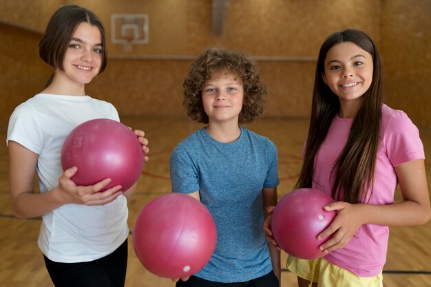 Mittelgroße Kinder mit Bällen