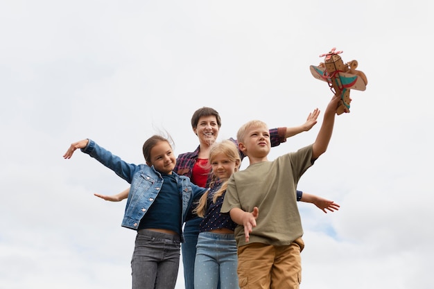 Mittelgroße Kinder mit Frau und Flugzeug