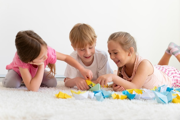 Mittelgroße Kinder mit Papierbooten